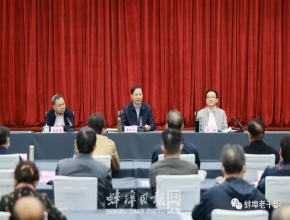 市委书记黄晓武向离退休老同志传达党的二十大精神